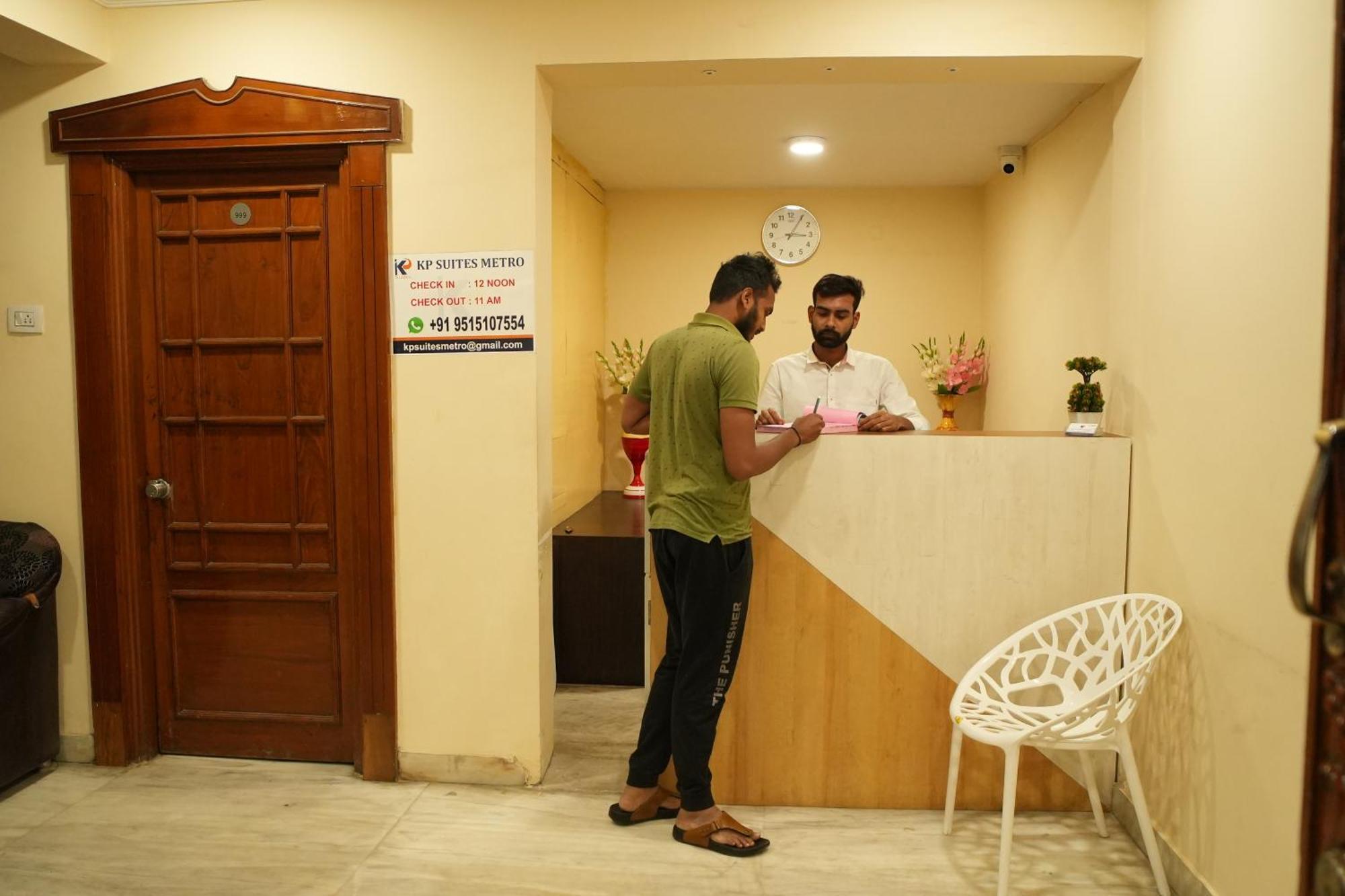 Hotel Kp Suites Metro Hyderabad Bagian luar foto