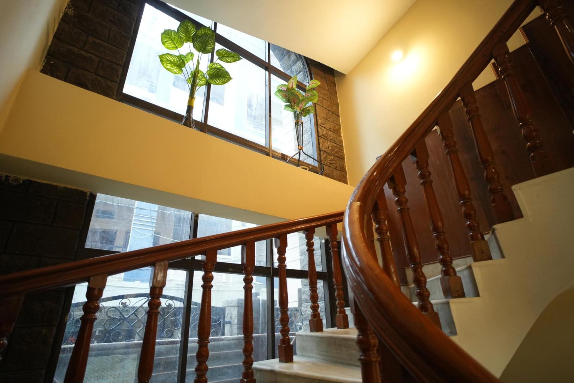 Hotel Kp Suites Metro Hyderabad Bagian luar foto