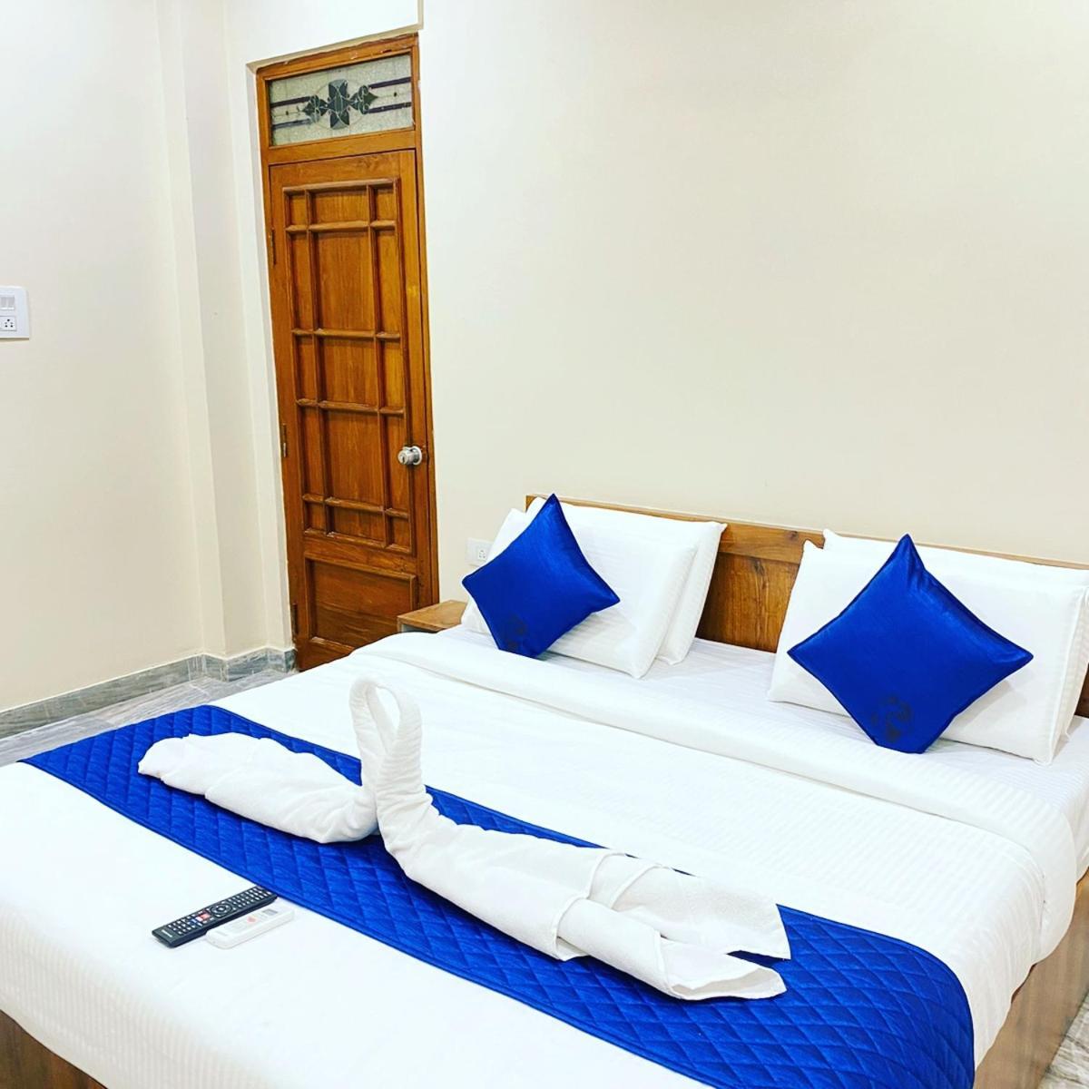 Hotel Kp Suites Metro Hyderabad Bagian luar foto